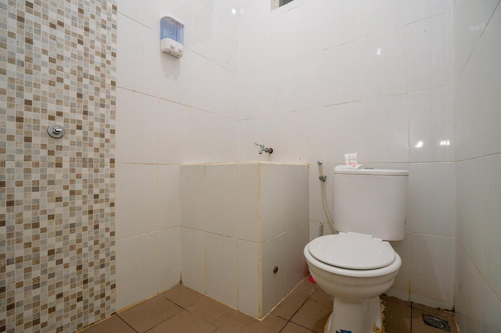 Super Oyo 1868 Penginapan Sekip Palimbão Exterior foto